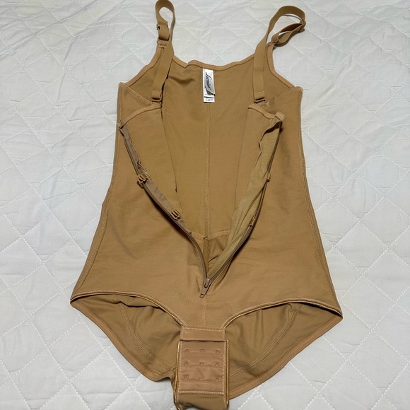 Classic bottom sculpting body shaper - Picture 13 of 14